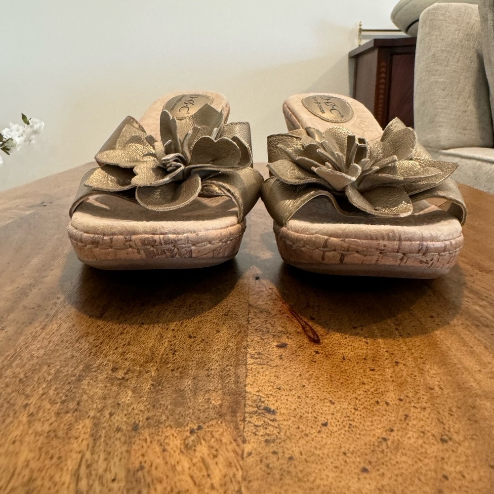 B.O.C Wedge Sandal - Gold metallic leather with cork wedge & flower detail US 9 - Picture 12 of 12